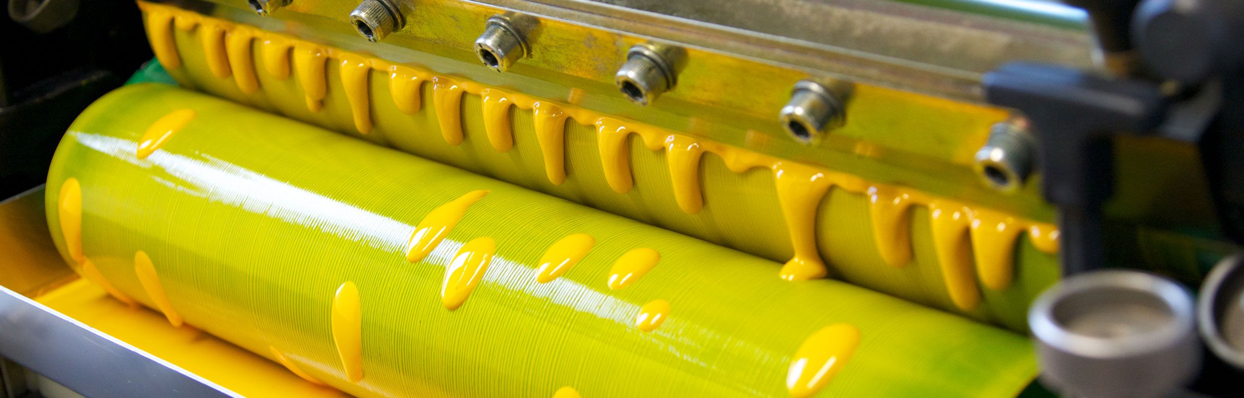 Druckwerk mit Farbwanne, Rakel und Tauchwalze gelb
